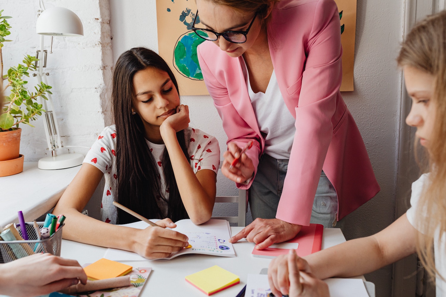 Una profesora dando clases Particulares a dos alumnas