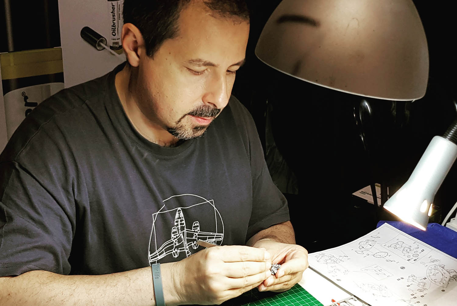 Una persona construyendo una maqueta