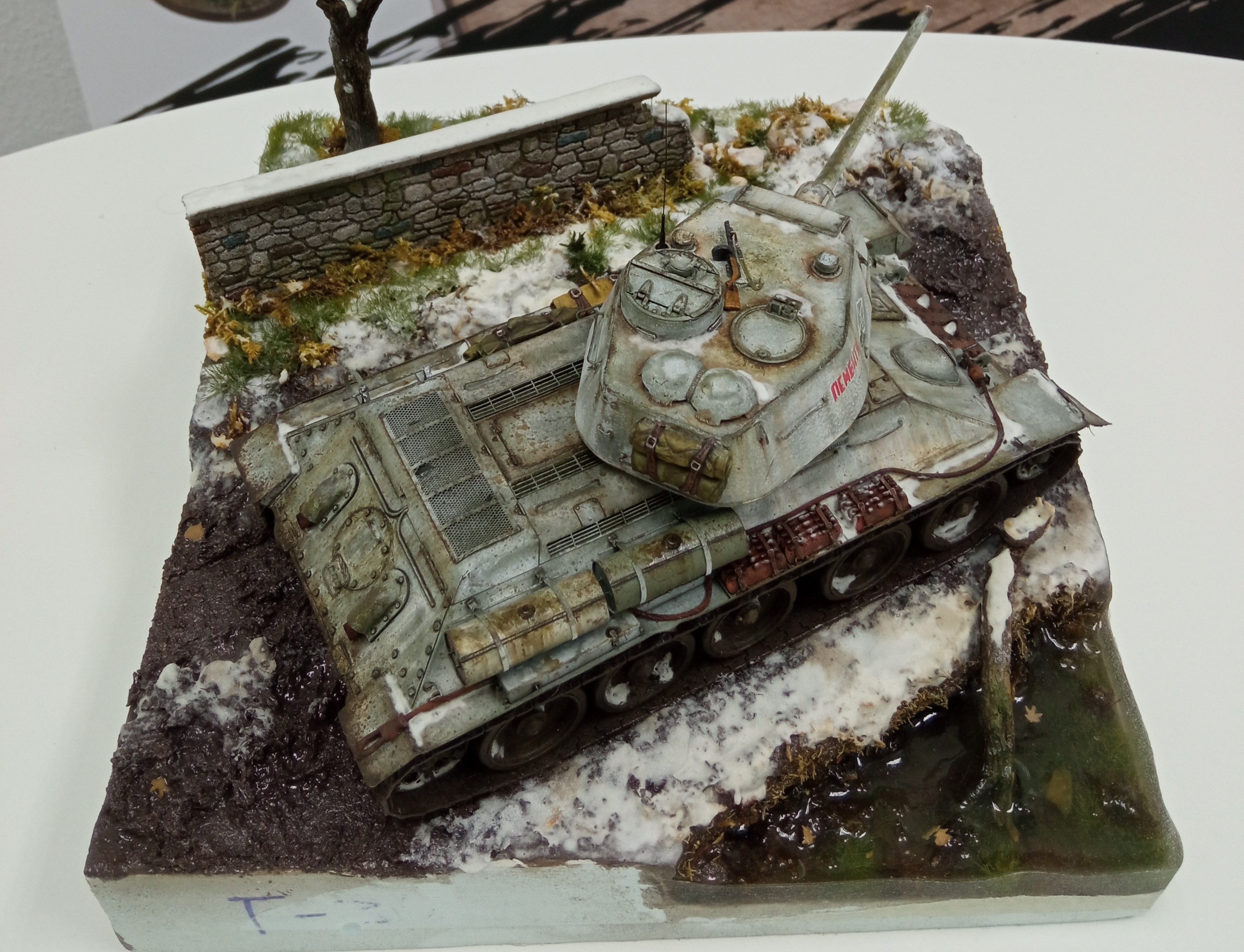Una persona pintando una maqueta