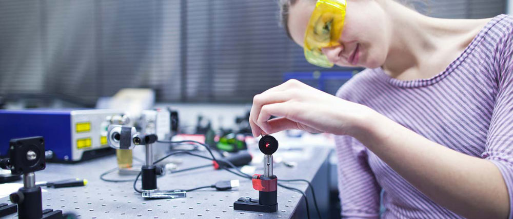 Una chica montando un circuito
