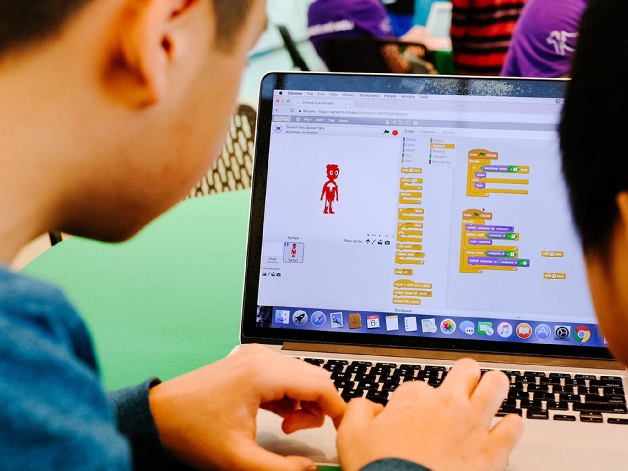 Dos niños aprendiendo Scratch, una herramienta de desarrollo de videojuegos