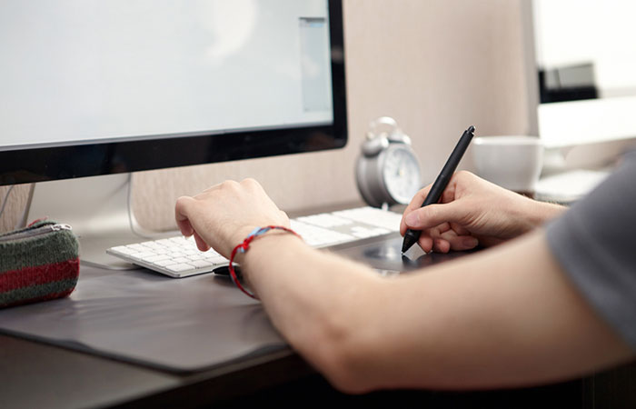 Una persona trabajando con diseño gráfico